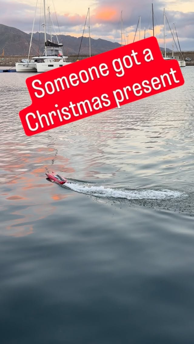 We’ve expanded the fleet 🚤⚓️
One of the captains got a new boat for Christmas…
But the real question is:
👉 Is it for dad… or for Beau? 😏

Boat specs:
🚤 High-performance RC speedboat
⚡ Electric powered
💨 Top speed: up to ±35 knots = 60 km/h
🔋 Rechargeable battery (quick swap, long fun)
🌊 Designed for stable cruising & fast turns
🎮 Full remote control
😄 Certified fun for captains of all ages

So… who’s the real captain here?
Team Dad or Team Beau? 👇🚤